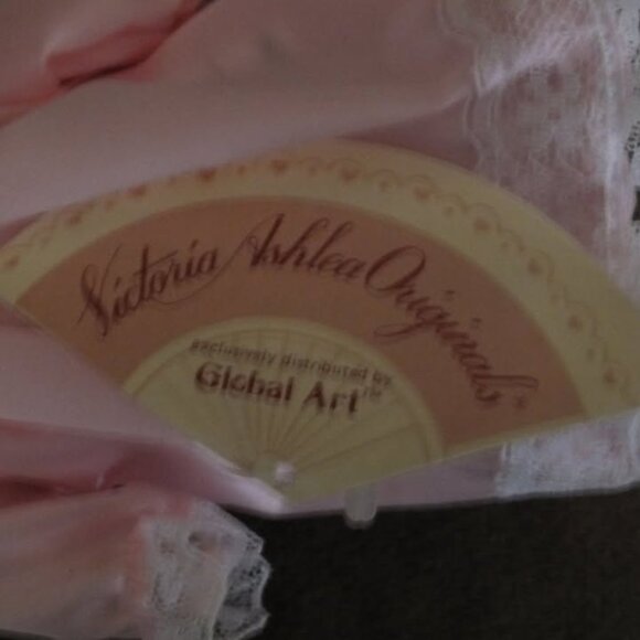 Goebel 1989 Doll . Victoria Ashley Originals - Picture 4 of 5